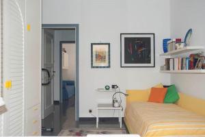 Un dormitorio con una cama y una mesa. en Corsini House, en Levanto