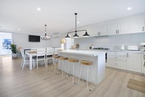 A kitchen or kitchenette at Entire Residential Home - Lake Illawarra Hampton