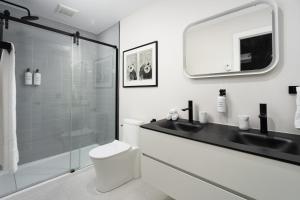 Koupelna v ubytování François-Denis Apartments + 51 fotografií