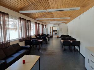 una sala de espera con mesas y sillas en un edificio en Stetinden National Mountain Lodge en Kjøpsvik