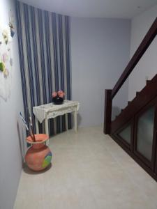 Cobertura em cabo frio في كابو فريو: غرفة مع طاولة و مزهرية على الأرض