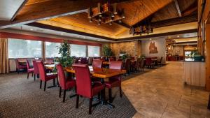 Best Western Plus Tree House tesisinde bir restoran veya yemek mekanı