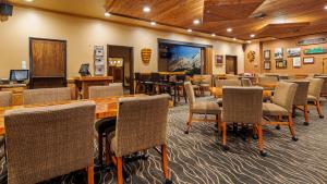 una sala conferenze con tavoli, sedie e un podio di Best Western Plus Tree House a Mount Shasta