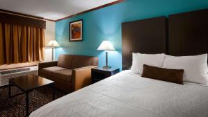 Una cama o camas en una habitación de Best Western Fairwinds Inn