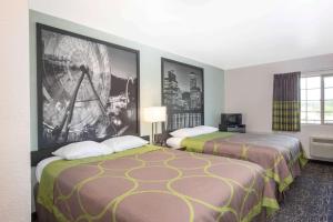 Postel nebo postele na pokoji v ubytování Gateway Inn & Suites Eugene-Springfield