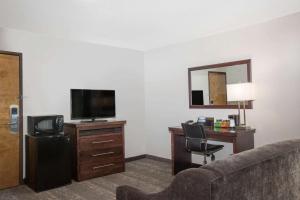 TV a/nebo společenská místnost v ubytování Gateway Inn & Suites Eugene-Springfield