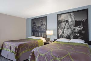Habitación de hotel con 2 camas y una foto en la pared en Gateway Inn & Suites Eugene-Springfield en Eugene