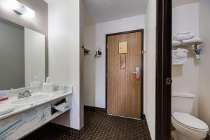 Koupelna v ubytování Econo Lodge Inn & Suites Williams - Grand Canyon Area + 23 fotografií