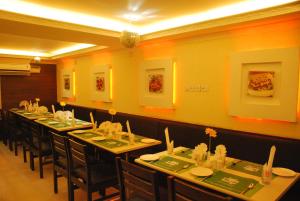 A restaurant or other place to eat at Hotel Akash inn