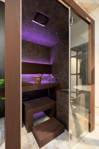 A bathroom at F1RST Suite Apartment & SPA Még 25 kép
