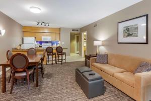 uma sala de estar com um sofá e uma mesa em Carriage Ridge Resort, Ascend Hotel Collection em Oro-Medonte