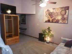 uma sala de estar com um sofá e uma pintura na parede em Relaxing Stay in the Country Unit 1 em Ozark
