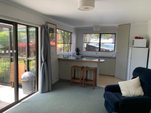 A kitchen or kitchenette at Twin Oaks Quiet Cottage