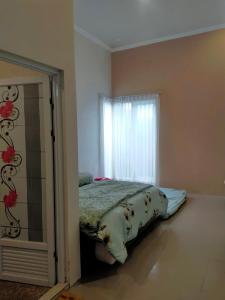 Postel nebo postele na pokoji v ubytování Villa keluarga Pandansari