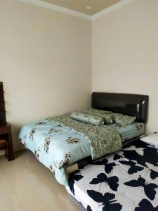 Postel nebo postele na pokoji v ubytování Villa keluarga Pandansari