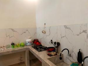 Kuchyň nebo kuchyňský kout v ubytování Villa keluarga Pandansari
