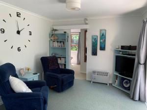 A seating area at Twin Oaks Quiet Cottage