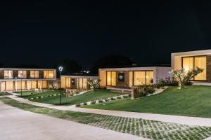 a night view of a building at night at ALTO DA GARÇA - PRIME VILLAS & SPA in Nadadouro