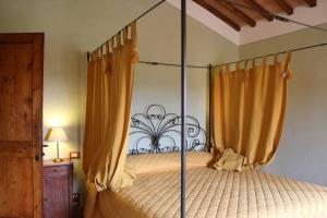 Uma cama ou camas num quarto em Cordella in Montalcino Wine Resort