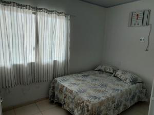 1 dormitorio con cama y ventana grande en Apartamento, en Manaus