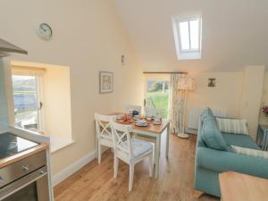 ein Wohnzimmer mit Tisch und Couch in der Unterkunft Wood Cottage in Middlesbrough + 31 Fotos