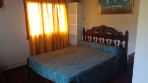 
A bed or beds in a room at Los Arboles, posada a 5 minutos del Aeropuerto
