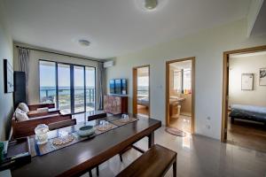 un soggiorno con tavolo e vista sull'oceano di Guanlan Pavilion Seaview Homestay a Wenchang