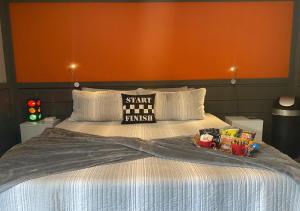 uma cama com duas almofadas e snacks em Dragon City em Maryville