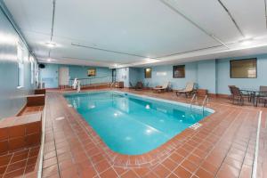 Holiday Inn Express London-I-70, an IHG Hotel tesisinde veya buraya yakın yüzme havuzu