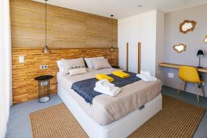 um quarto com uma cama grande e toalhas em ALTO DA GARÇA - PRIME VILLAS & SPA em Nadadouro