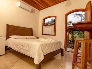 A bed or beds in a room at Suites Beija-Flor