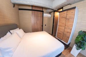 Un pat sau paturi într-o cameră la Loft 43