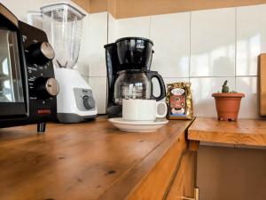 聖佩德羅拉古納的住宿－Millennium Apartment，厨房柜台配有咖啡机和微波炉