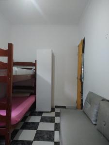 Katil dua tingkat atau katil-katil dua tingkat dalam bilik di Casa aconchegante mirin praia grande