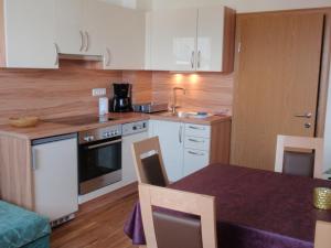 A kitchen or kitchenette at Ferienwohnungen Kern