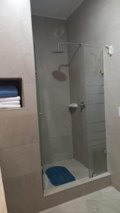 a shower with a glass door in a bathroom at Makana Tonsupa - Suites Familiares 311 y 421 - Deluxe Suites in Tonsupa