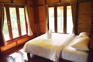 เตียงในห้องที่ Pru Valley Thaley Tai Resort