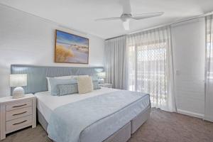 Säng eller sängar i ett rum på Noosa Village River Resort