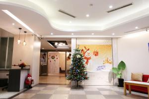 a christmas tree in the middle of a lobby at Tai Shinu Hotel in Douliu