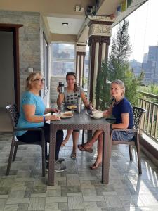 Επισκέπτες που μένουν στο Pokhara Tourist Home