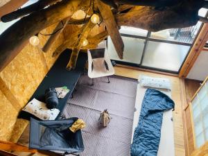 einen Blick über ein Zimmer mit einem Tisch und Stühlen in der Unterkunft GYPSY TAKASHIMA in Katsuno