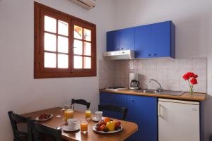 Kuchyň nebo kuchyňský kout v ubytování Flisvos Rooms