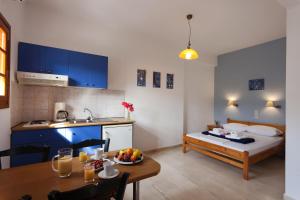 Postel nebo postele na pokoji v ubytování Flisvos Rooms