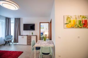 Televízia a/alebo spoločenská miestnosť v ubytovaní Lovely apartman- free parking