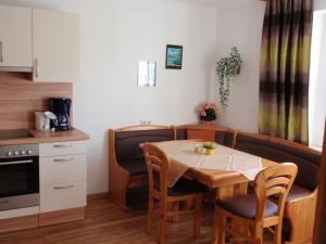 A kitchen or kitchenette at Ferienwohnungen Kern