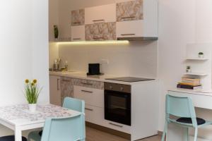 Kuchyňa alebo kuchynka v ubytovaní Lovely apartman- free parking
