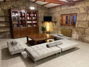 ein Wohnzimmer mit zwei Sofas und einem Tisch in der Unterkunft VILLA en PLAYA LIMENS in Cangas