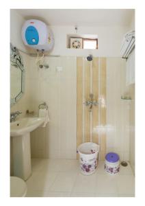 La salle de bains est pourvue d'une douche, de toilettes et d'un lavabo. dans l'établissement Braj Villa 5BHK, à Hāmīrgarh