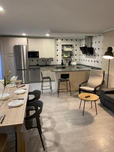 een keuken en een woonkamer met een tafel en stoelen bij Casa Melodía in Calahorra
