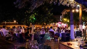 un grupo de personas sentadas en las mesas de noche en Blue Sea Garden, en Antalya 56 fotos más